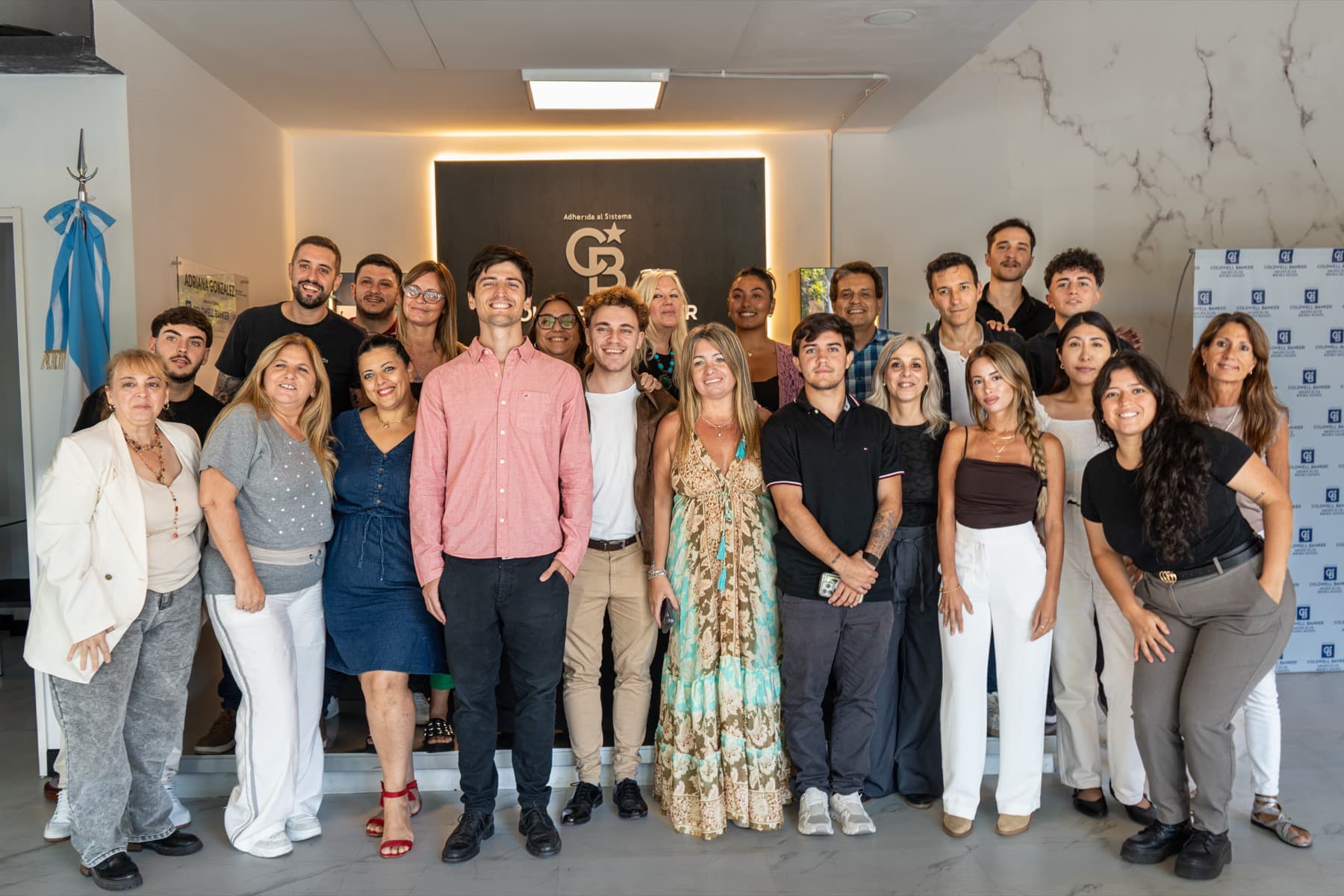 Equipo reunido luego de una jornada de trabajo